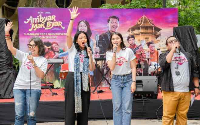 Para Pemain Film Ambyar Mak Byar Sukses Hibur Warga, Berjoget dan Karaoke Bersama di Panggung Ambyaran