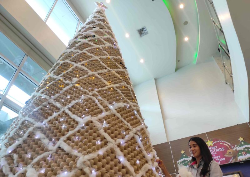 Favehotel Solo Sulap Tray Telur Kertas Bekas jadi Pohon Natal