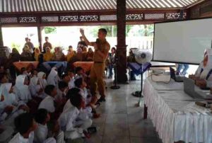 Bagikan 1.000 Makanan dan Susu Gratis, DPD IWAPI Jawa Tengah Tuai Pujian