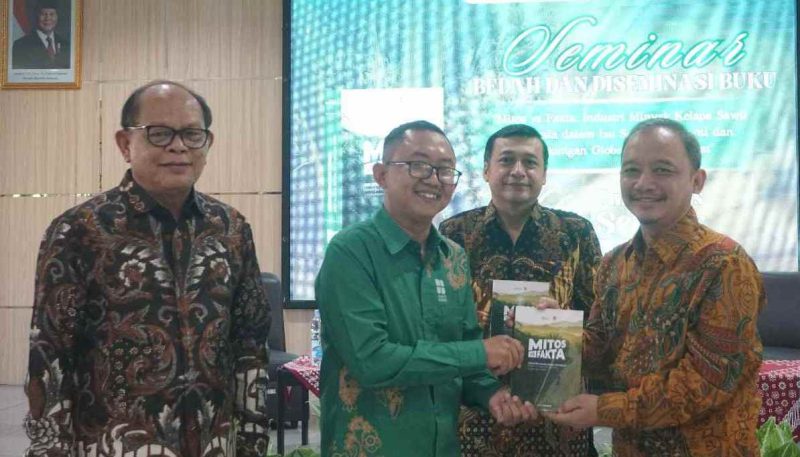 Kolaborasi PASPI, BPDP dan UNS Gelar Bedah dan Diseminasi Buku Mitos Fakta Sawit